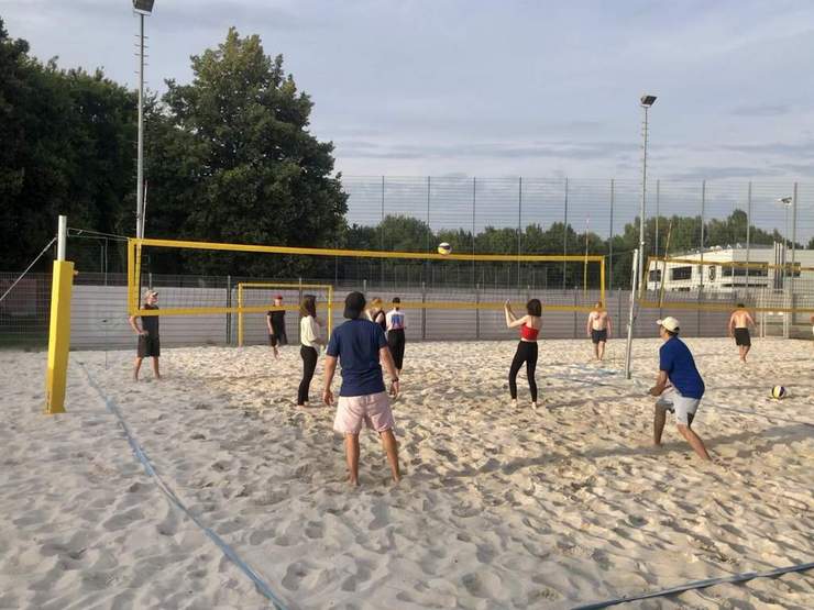 Handballer spielen Beachvolleyball