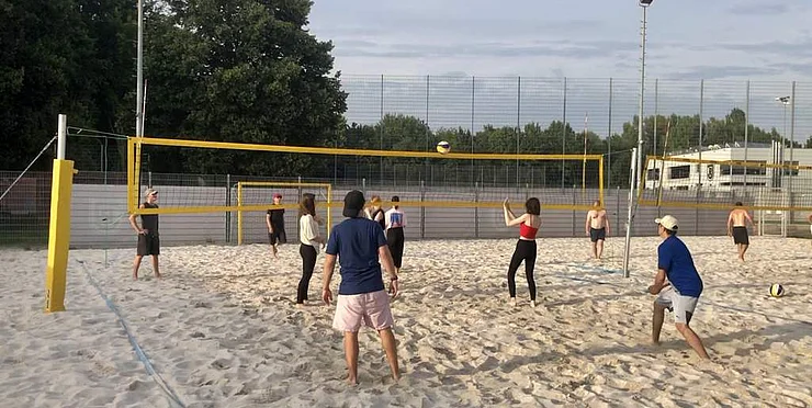 Handballer spielen Beachvolleyball
