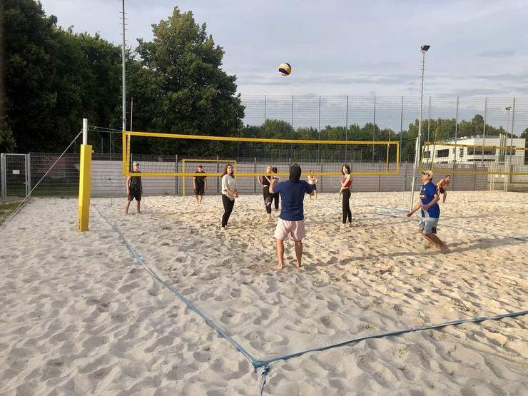 Handballer spielen Beachvolleyball