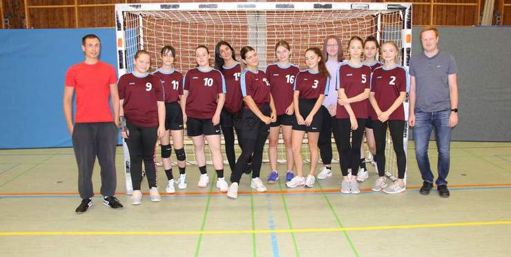 Mannschaftsfoto der weiblichen B-Jugend mit Trainer