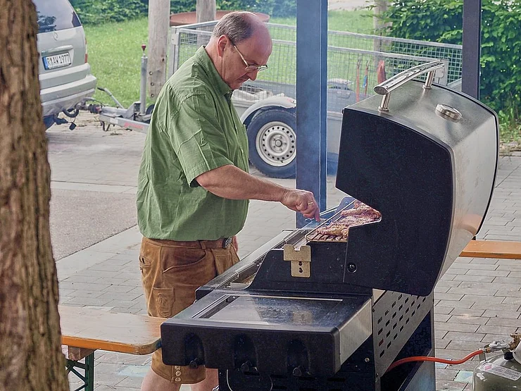 2. Schützenmeister Wolfgang Siegmar am Grill