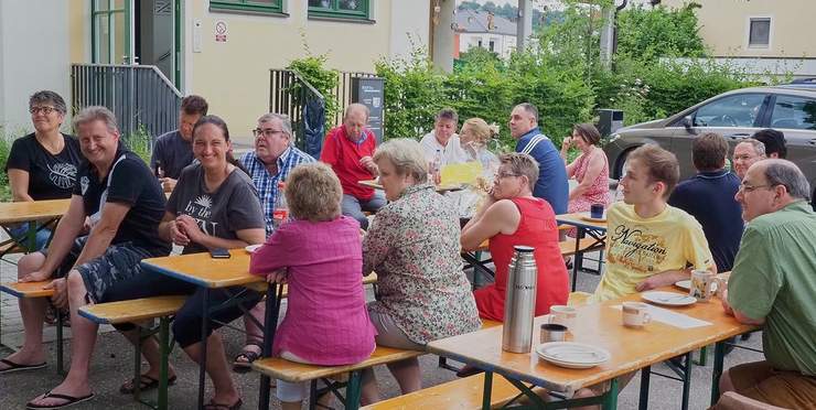 Gruppenbild Schützenabteilung an den Tischen