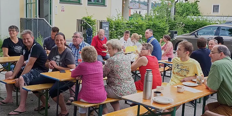 Gruppenbild Schützenabteilung an den Tischen