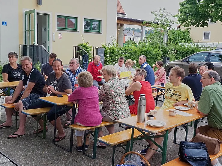 Gruppenbild Schützenabteilung an den Tischen